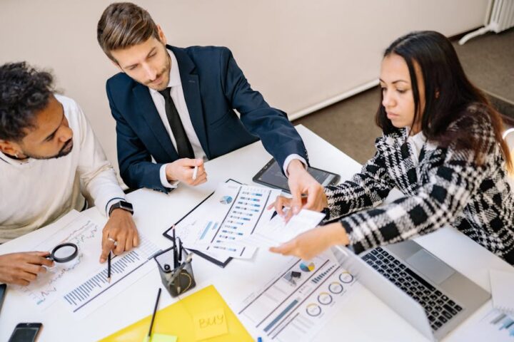 Een team van professionals bespreekt recruitmentstrategieën in een moderne kantooromgeving.