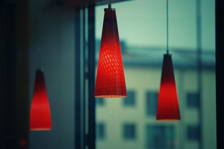 Stijlvolle grote hanglamp boven een zithoek in een moderne woonkamer, perfect voor sfeerverlichting.
