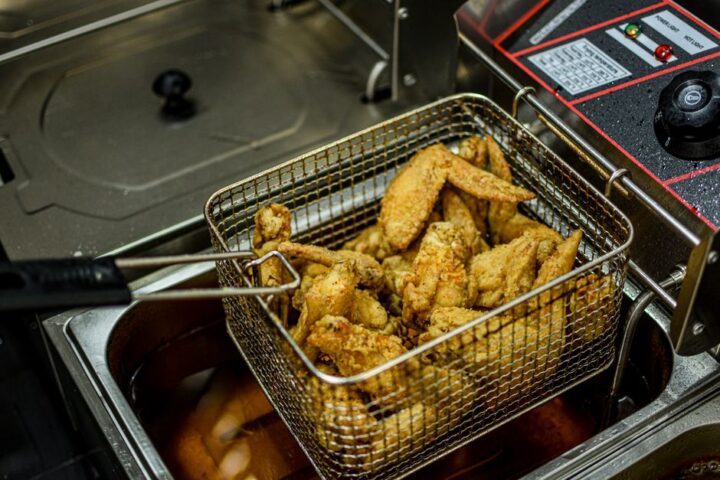 Moderne hoogrendementfriteuse in een horecakeuken, ideaal voor efficiënt energieverbruik en kostenbesparing.