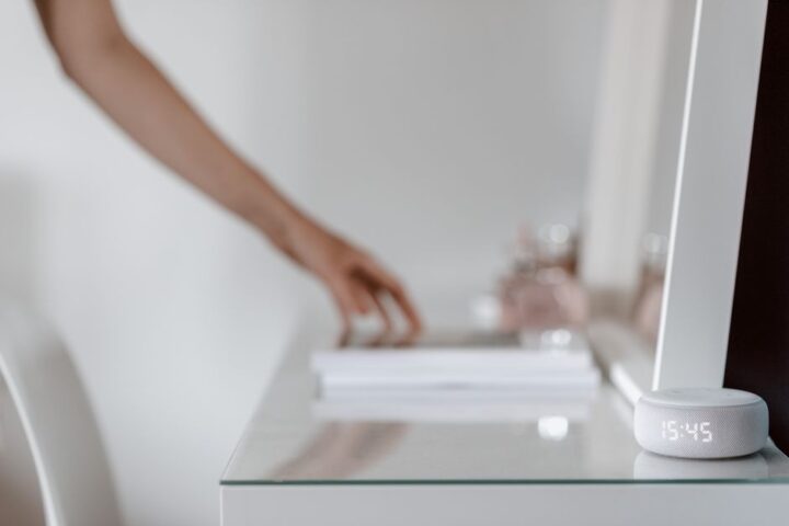 Een moderne smart home met slimme apparaten en zonnepanelen voor duurzame energieoplossingen.